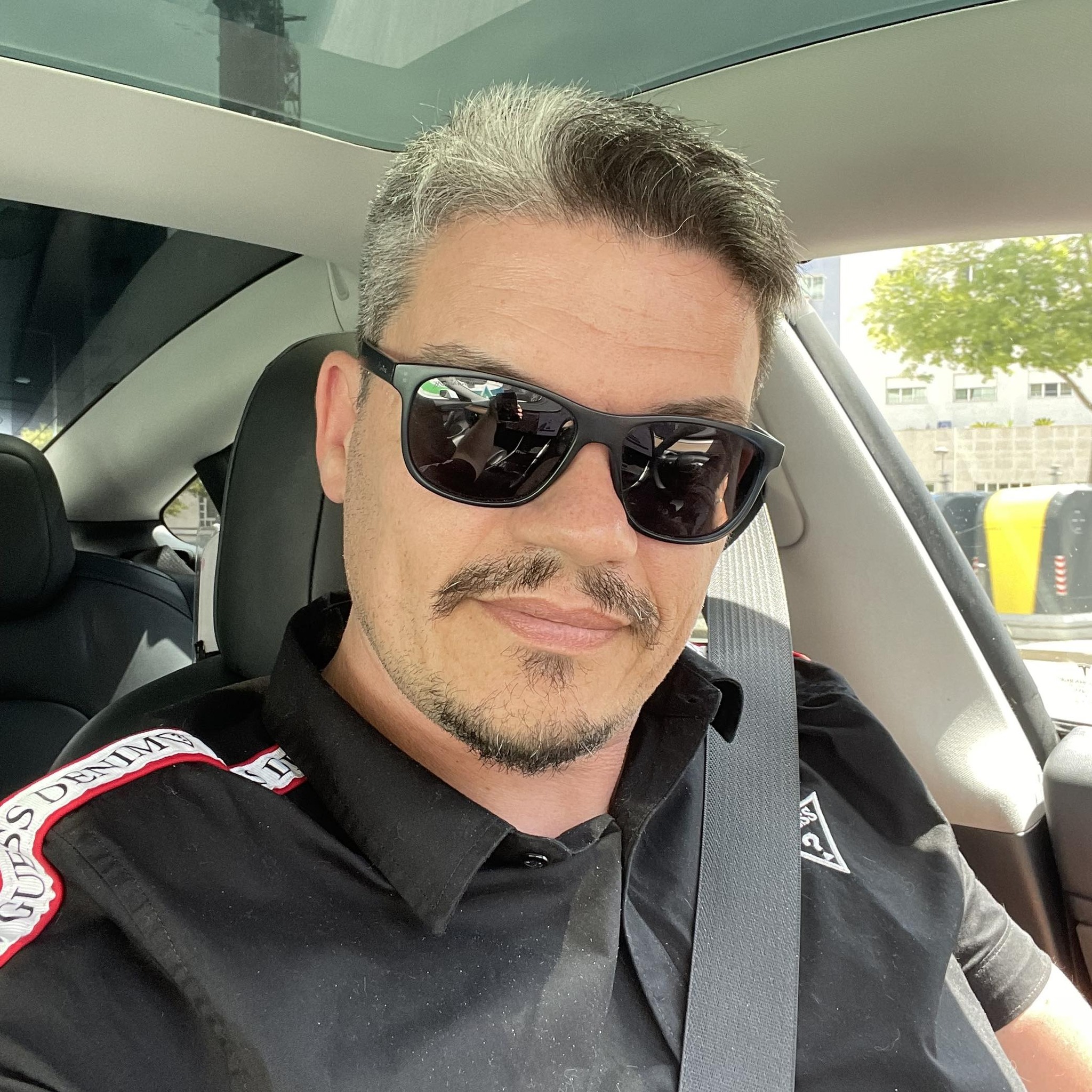 Luís Daniel dentro do Tesla