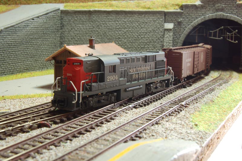 RS11 da Southern Pacific numa maqueta ferroviária em Escala N