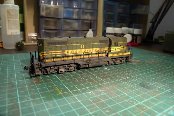 GP9 da Maine Central completamente modificada, pintada e com weathering feito pelo Luís Daniel